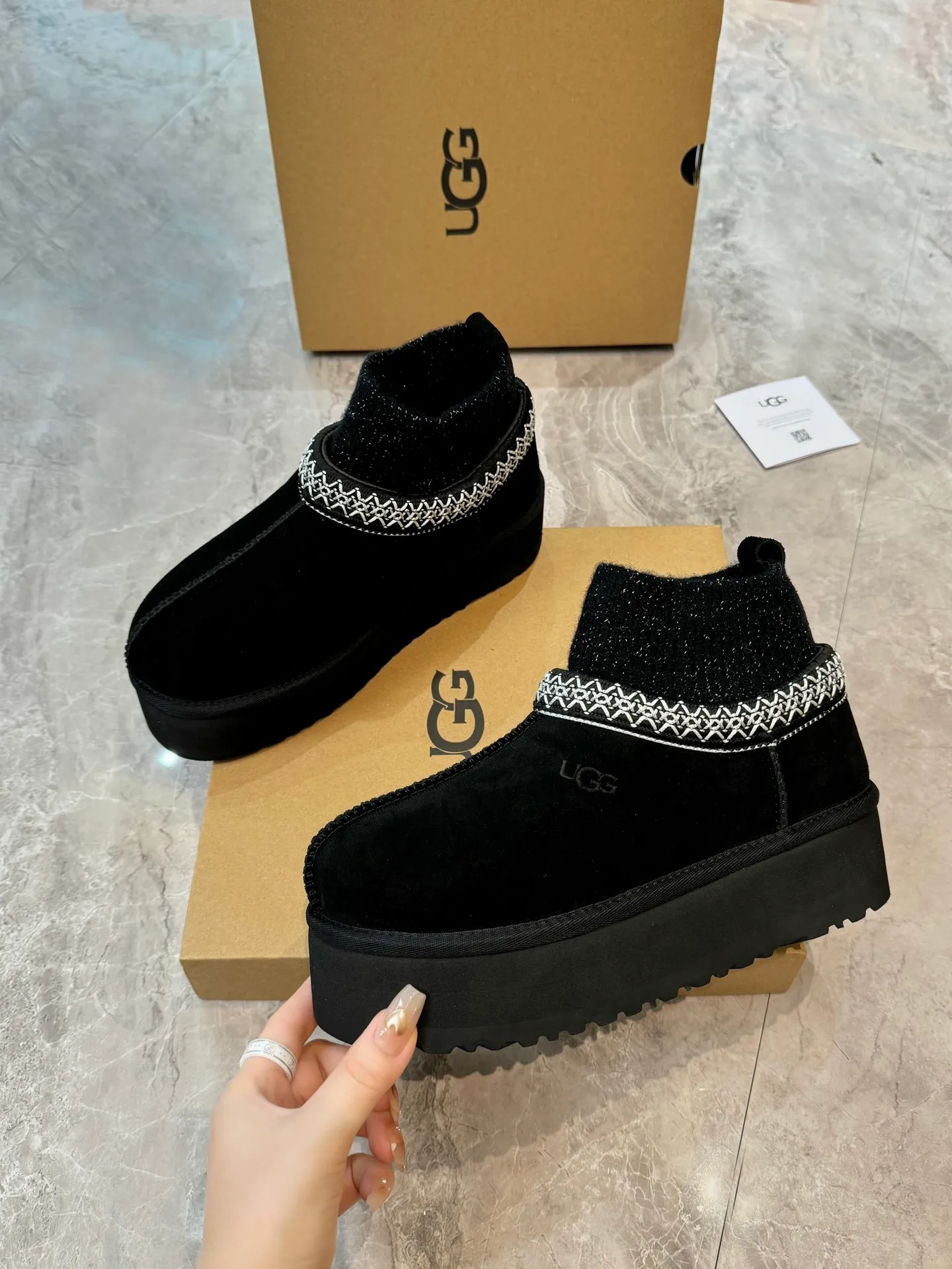 Self-pickup 💰520 New snow boots 1125956 Ethnic style plus sock cover, the sock cover is inserted into the wool. The surface is made of imported silk cow suede, and the inner part is made of Longfeng fur. Foam outsole has light anti-slip characteristics. Four colors, 35-40